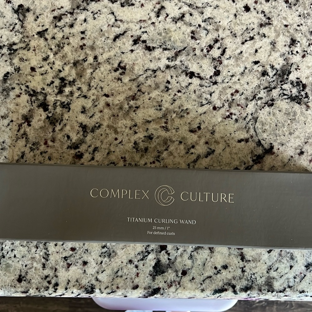 COMPLEX CULTURE
Titanium Curling Wand 1" NIB